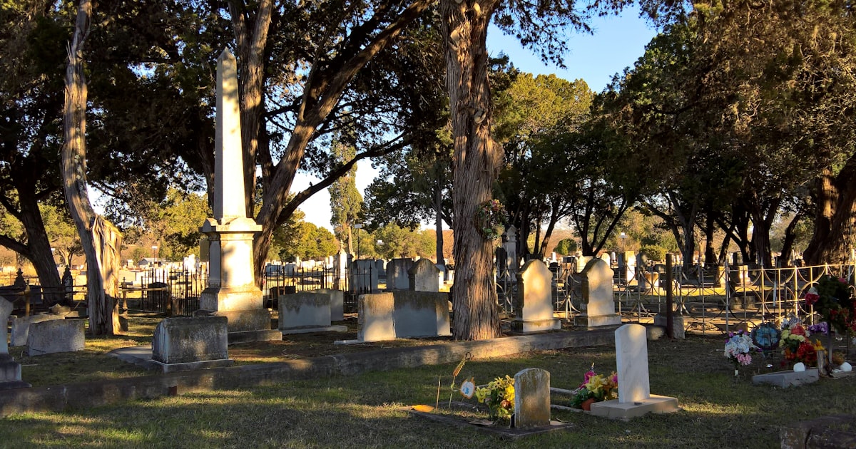 Jak pielęgnować nagrobek - czyszczenie, konserwacja i ochrona przed zimą