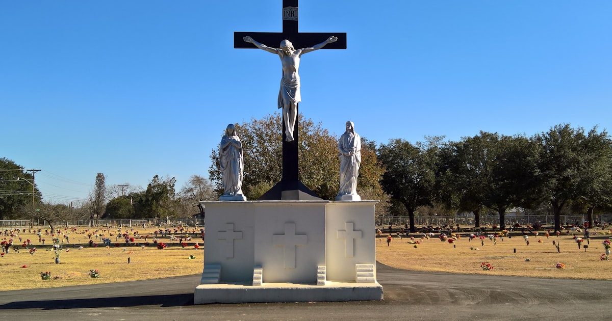 Symbole na nagrobkach - co oznaczają i jak je wybrać