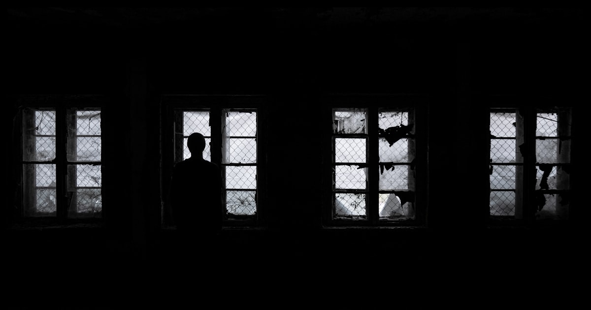 Żałoba - etapy, jak sobie radzić i kiedy szukać pomocy